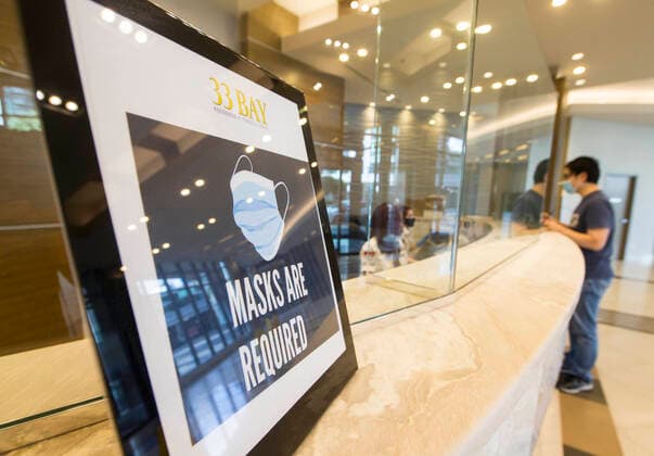 (200805) -- TORONTO, Aug. 5, 2020 -- A mandatory masking requirement is seen on the front desk of a condo building in Toronto, Canada, on Aug. 5, 2020. Starting on Wednesday, the City of Toronto required building owners or operators to have a mandatory masking policy in place for enclosed common spaces like lobbies, elevators and laundry rooms. (Photo by Xinhua) CANADA-TORONTO-COVID-19-MEASURES ZouxZheng 