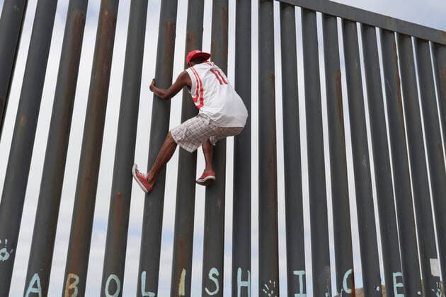 Migrants climb the wall that divides Mexico from US Migrant climb the wall that divides Mexico from the United States, in an area that is restricted by the COVID-19 contingency on the beaches of Tijuana. Tijuana Chihuahua Mexico Copyright: DavidxPeinado