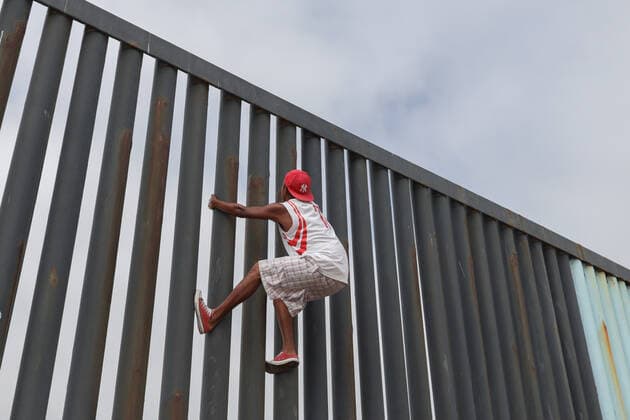 Migrants climb the wall that divides Mexico from US Migrant climb the wall that divides Mexico from the United States, in an area that is restricted by the COVID-19 contingency on the beaches of Tijuana. Tijuana Chihuahua Mexico Copyright: DavidxPeinado