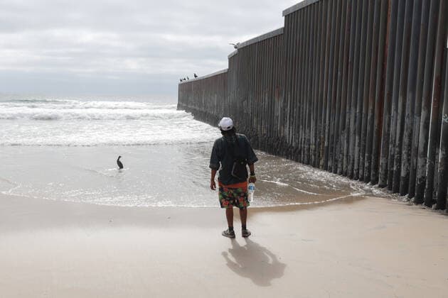 Migrants climb the wall that divides Mexico from US Migrants climbed the wall that divides Mexico from the United States, in an area that is restricted by the COVID-19 contingency on the beaches of Tijuana. Tijuana Chihuahua Mexico Copyright: DavidxPeinado