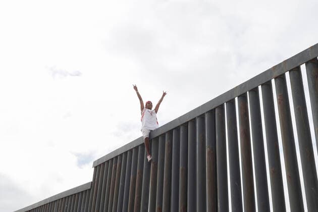 Migrants climb the wall that divides Mexico from US Migrant climb the wall that divides Mexico from the United States, in an area that is restricted by the COVID-19 contingency on the beaches of Tijuana. Tijuana Chihuahua Mexico Copyright: DavidxPeinado