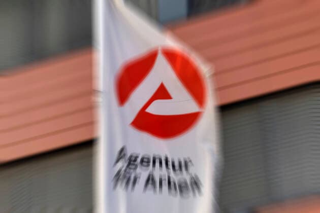 Arge-Logo an der Agentur für Arbeit in Ossendorf. Die Corona-Krise lässt die Zahl der Arbeitslosen weiter steigen, während noch ein vereinfachter Antrag für die Beantragung von Grundsicherungsleistungen ohne Vermögensprüfung gilt. Köln; 04.08.2020 *** Arge Logo at the Agentur für Arbeit in Ossendorf The Corona crisis causes the number of unemployed to continue to rise, while a simplified application procedure for applying for basic social security benefits without an assets audit still applies Cologne 04 08 2020 Foto:xC.xHardtx xFuturexImage