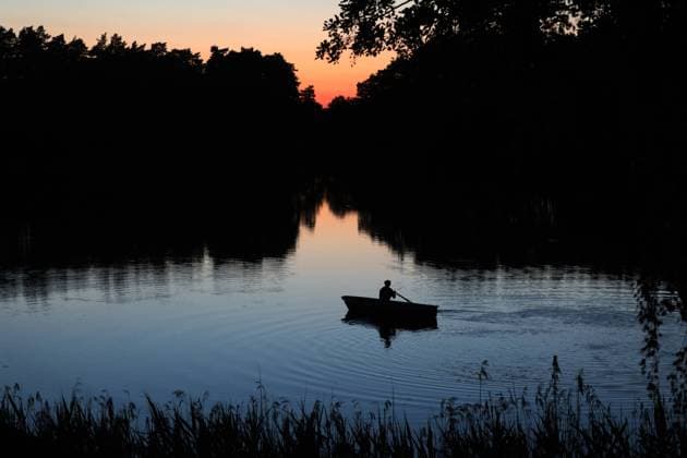23.06.2020, Dranse, Brandenburg, GER - Silhouette: Jugendlicher sitzt am Abend auf einem See in einem Ruderboot. (MR=yes, 20-30 Jahre, Abend, abends, allein, aussen, Aussenaufnahme, ausspannen, Boot, Brandenburg, deutsch, Deutschland, Dranse, einsam, Einsamkeit, entspannen, Entspannung, erholen, Erholung, Europa, europaeisch, Freizeit, Freizeitaktivitaet, Gegenlicht, Gegenlichtaufnahme, Gesellschaft, Gewaesser, Hobby, Jahreszeit, Jugendlicher, Mann, Mensch, Natur, Person, QF, Querformat, Reflexion, relaxen, Ruderboot, Rudern, rudert, Ruhe, ruhig, Schattenriss, See, Silhouette, Sommer, still, Stille, Teenager, Umriss, Wasser, Westeuropa) 200623D133BRANDENBURG.JPG *** 23 06 2020, Dranse, Brandenburg, GER silhouette teenager sitting in the ev