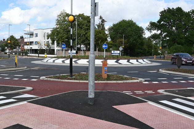 Cambridge, UK - 6 August 2020 UK s first Dutch-style roundabout in Cambridge near Addenbrooke s Hospital that gives priority to bicycles. Cambridgeshire County Council s £2.3million project gives cyclists an outer ring on the roundabout, with cycle crossings over each of the four approach roads in a contrasting red surface, and motorists must give way to pedestrians and cyclists when joining and leaving the roundabout. . 06 08 2020. London, United Kingdom. Britain s first Dutch-style roundabout in Cambridge.  xNilsxJorgensenx xi-Imagesx IIM-21512-0018