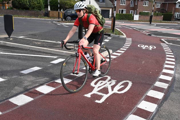 Cambridge, UK - 6 August 2020 UK s first Dutch-style roundabout in Cambridge near Addenbrooke s Hospital that gives priority to bicycles. Cambridgeshire County Council s £2.3million project gives cyclists an outer ring on the roundabout, with cycle crossings over each of the four approach roads in a contrasting red surface, and motorists must give way to pedestrians and cyclists when joining and leaving the roundabout. . 06 08 2020. London, United Kingdom. Britain s first Dutch-style roundabout in Cambridge.  xNilsxJorgensenx xi-Imagesx IIM-21512-0020