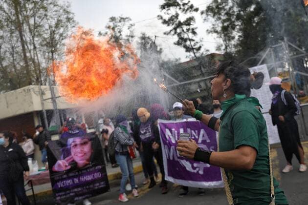 Feminist groups protest outside the Reclusorio Oriente courtroom, in Mexico City, Mexico, 06 August 2020. Relatives of victims of abuse protested this Thursday outside of a Mexico City prison demanding justice. EFE Sashenka Gutiérrez Relatives of abuse victims protest in Mexico City !ACHTUNG: NUR REDAKTIONELLE NUTZUNG!  Copyright: xSáshenkaxGutiérrezx MEX5194 20200806-637323446552400433