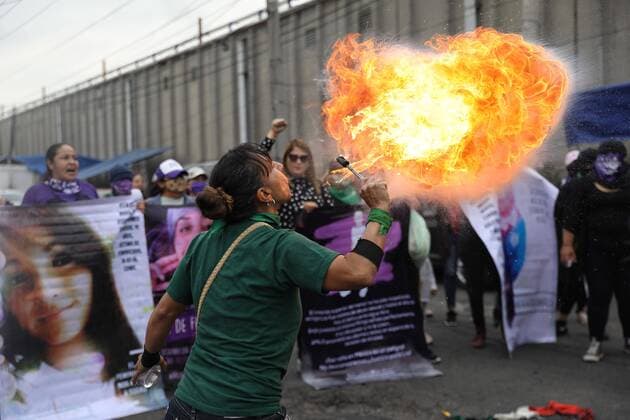 Feminist groups protest outside the Reclusorio Oriente courtroom, in Mexico City, Mexico, 06 August 2020. Relatives of victims of abuse protested this Thursday outside of a Mexico City prison demanding justice. EFE Sashenka Gutiérrez Relatives of abuse victims protest in Mexico City !ACHTUNG: NUR REDAKTIONELLE NUTZUNG!  Copyright: xSáshenkaxGutiérrezx MEX5169 20200806-637323447183265824