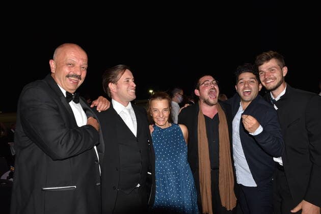 Bilder des Jahres 2020, Entertainment 08 August Entertainment Themen der Woche KW32 Entertainment Bilder des Tages Isabel von Karajan mit Crew, Beste Uraufführung, Stillhang, Festspiele Erl, Österreichischer Musiktheaterpreis, Gala, Terminal 2, Salzburg 2020, *** Isabel von Karajan with crew, Best Premiere, Stillhang, Festspiele Erl, Austrian Music Theatre Award, Gala, Terminal 2, Salzburg 2020,