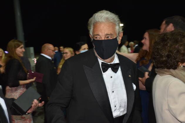 Placido Domingo, with festival mask, Austrian Music Theatre Prize, Gala, Terminal 2, Salzburg 2020,