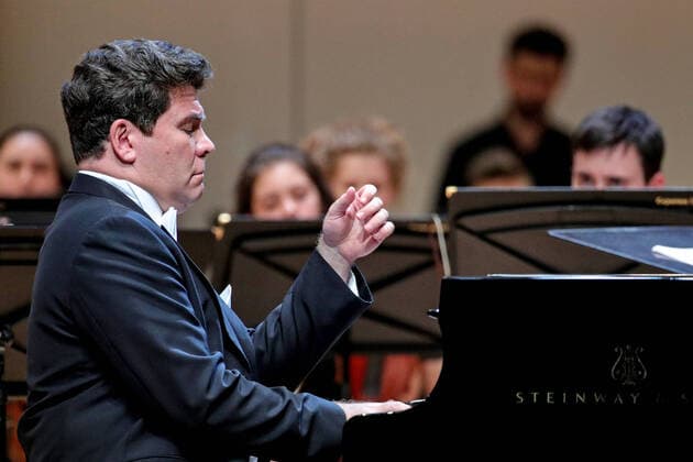 Bilder des Jahres 2020, Entertainment 08 August Entertainment Themen der Woche KW32 Entertainment Bilder des Tages MOSCOW, RUSSIA - AUGUST 7, 2020: Pianist Denis Matsuev performs with the Russian National Youth Symphony Orchestra during a concert at Tchaikovsky Concert Hall. On 7 August, the concert hall has resumed its performances after lifting restrictions amid the COVID-19 coronavirus pandemic. Sergei Bobylev TASS  TS0E288F