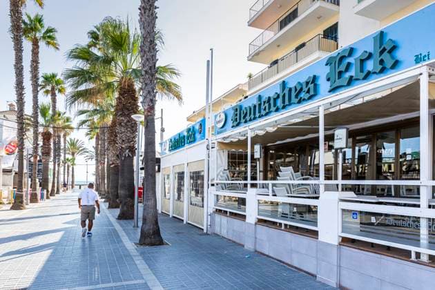 SPANIEN, MALLORCA, PALMA DE MALLORCA, 07.08.2020 - Die Lokalität Deutsches Eck in der sogenannten Bierstraße an der Playa de Palma, die aufgrund einer Verfügung der Balearen-Regierung bezüglich der Corona-Pandemie aktuell geschlossen ist. Eine Person läuft durch die Straße. *** SPAIN, MALLORCA, PALMA DE MALLORCA, 07 08 2020 The locality Deutsches Eck in the so-called beer street in Playa de Palma, which is currently closed due to a decree of the Balearic Government regarding the Corona Pandemic One person walks through the street