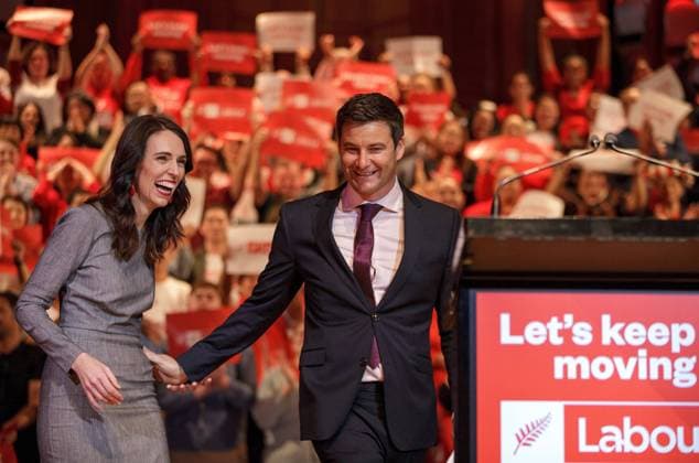 News Bilder des Tages NZ ELECTION LABOUR CAMPAIGN LAUNCH, New Zealand Prime Minister Jacinda Ardern, left, is welcomed on stage by her partner Clarke Gayford at the Labour Party campaign launch in Auckland, New Zealand, Saturday, August 8, 2020. New Zealand s parliament has adjourned ahead of the September 19 election. ( NO ARCHIVING, EDITORIAL USE ONLY, NO USE IN BOOKS WITHOUT CONSENT AUCKLAND NORTH ISLAND NEW ZEALAND  Copyright: xDAVIDxROWLANDx 20200808001483987690