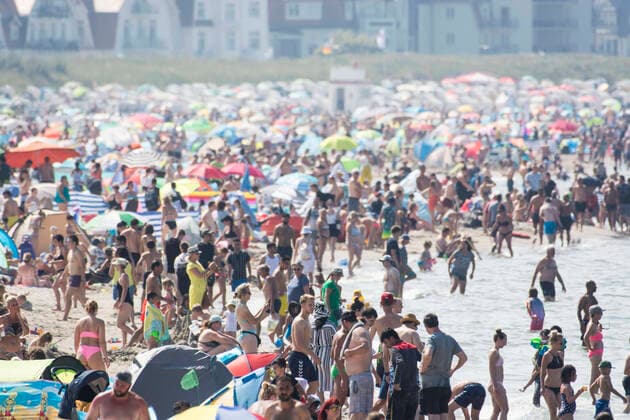 The crowded beach in the Baltic resort of Warnemünde In the coastal towns and on the islands in northern Germany, the visitor rush is very high In Schleswig Holstein, some beach sections have already had to be closed, otherwise the corona clearance rules cannot be observed Rostock Waenemünde Copyright: FrankxHormannx xnordlicht