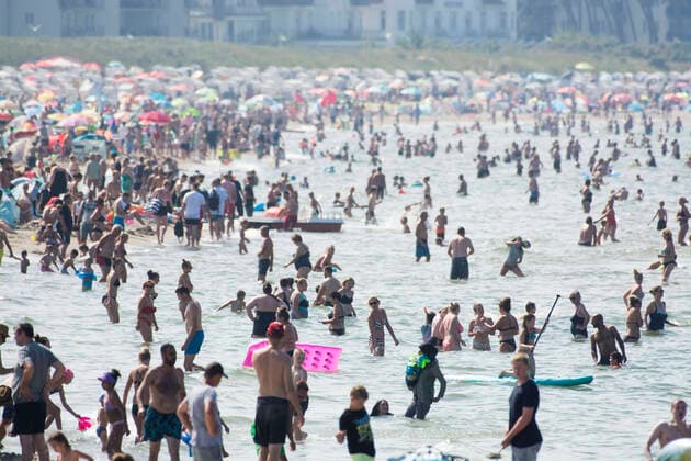 The crowded beach in the Baltic resort of Warnemünde In the coastal towns and on the islands in northern Germany, the visitor rush is very high In Schleswig Holstein, some beach sections have already had to be closed, otherwise the corona clearance rules cannot be observed Rostock Waenemünde Copyright: FrankxHormannx xnordlicht