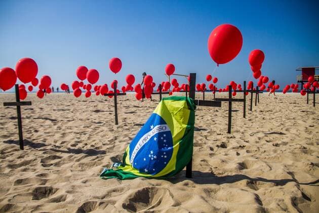 Bilder des Jahres 2020, News 08 August News Themen der Woche KW32 News Bilder des Tages August 8, 2020: BRAZIL: RIO DE JANEIRO; August 8, 2020; COVID-19 The NGO Rio de Paz protests with several red balloons and crosses for the 100,000 deaths in Brazil of covid-19 in front of the Copacabana Palace, on the edge of Copacabana beach, south zone this Saturday, - ZUMAl255 20200808_zip_l255_001 Copyright: xEllanxLustosax