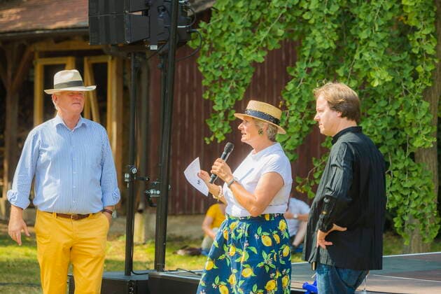 Proschwitz Proschwitz Music Picnic A concert as part of the Moritzburg Festival vl Prince and Princess of Lippe the hosts and Jan Vogler the Festival Director Proschwitz Saxony GERMANY