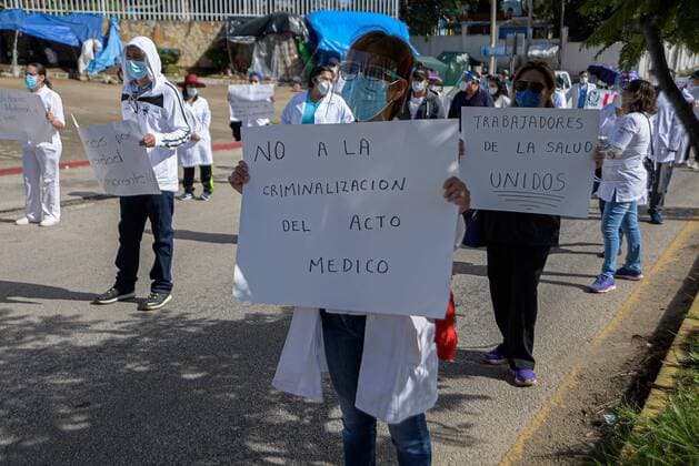 Health workers demonstrate to demand the release of the doctor Gerardo Vicente Grajales Yuca, who was linked to proceedings and is under house arrest accused of abuse of authority, at a Hospital in San Cristobal de las Casas, Chiapas state, Mexico, 9 August 2020. March in Mexico City and Chiapas to demand freedom of doctor !ACHTUNG: NUR REDAKTIONELLE NUTZUNG!  Copyright: xCarlosxLópezx MEX5309 20200810-637326159076764942