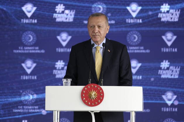 (200809) -- KOCAELI (TURKEY), Aug. 9, 2020 (Xinhua) -- Turkish President Recep Tayyip Erdogan attends the opening ceremony of the Scientific and Technological Research Council of Turkey (TUBITAK) Excellence Centers in the northwestern province of Kocaeli, Turkey, on Aug. 9, 2020. Erdogan said on Sunday that Turkey has become the third country to develop vaccines locally against COVID-19 after the United States and China, according to the World Health Organization. (Xinhua) TURKEY-KOCAELI-COVID-19 VACCINES-DEVELOPMENT 