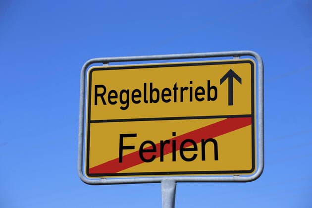 Symbol picture Local output sign with the lettering Ferien Regelbetrieb Copyright: xx