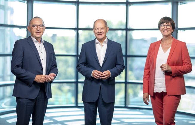 Olaf Scholz, der Kanzlerkandidat der SPD fuer die Bundestagswahl 2021, mit den SPD-Parteivorsitzenden Saskia Esken und Norbert Walter-Borjans. Berlin Deutschland *** Olaf Scholz, the SPDs candidate for chancellor in the 2021 federal elections, with SPD party chairmen Saskia Esken and Norbert Walter Borjans Berlin Germany Copyright: xThomasxTrutschel xphotothek.netx