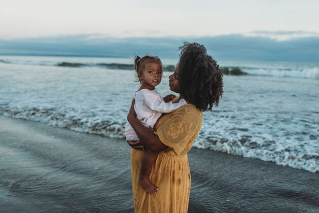 IMAGO Creative: Dichotomien, Generationen Side view of mother and daughter embracing in the ocean Coronado, CA, United States CR_KESM200803C-197016-01 ,model released, Symbolfoto