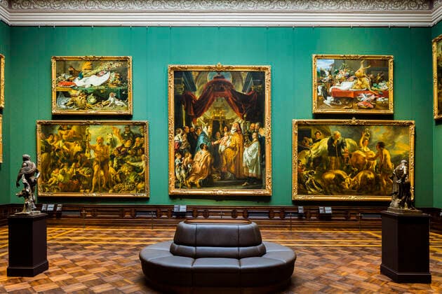 Der Semperbau am Zwinger mit der Gemäldegalerie Alte Meister und der Skulpturensammlung bis 1800 wird am 29. Februar 2020 wiedereröffnet Nach sieben Jahren umfangreicher Sanierung öffnet am 29. Februar 2020, der Semperbau am Zwinger wieder seine Türen. Erstmals präsentieren die Staatlichen Kunstsammlungen Dresden (SKD) Werke ihrer weltberühmten Gemäldegalerie Alte Meister und Skulpturensammlung bis 1800 im direkten Dialog. Rund um Raffaels Sixtinische Madonna erwartet das Publikum eine einzigartige Reise durch die europäische Kunstgeschichte. Die Konzeption der neuen Dauerausstellung folgt einer Unterteilung nach geografischen Schulen und Epochen und wird einzelne Hauptthemen der jeweiligen Zeit in den Blick nehmen. Meist