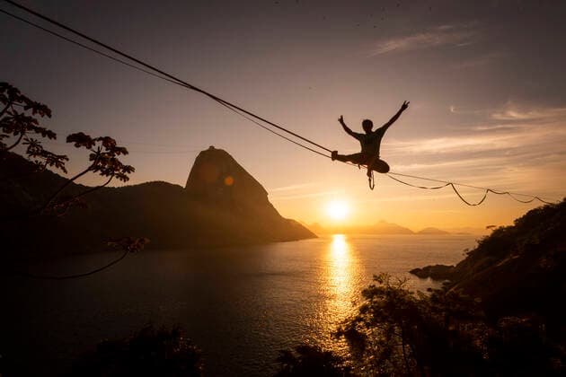 IMAGO Creative: Sport Dichotomien - Land und Wasser Beautiful sunrise view of man walking on highline with Sugar Loaf Rio de Janeiro, RJ, Brazil CR_GNUJ200804-465213-01 ,model released, Symbolfoto