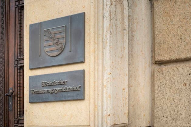Sächsischer Verfassungsgerichtshof in Leipzig, Schriftzug und Landeswappen Sachsens 10.08.2020 Leipzig, GER - Sächsischer Verfassungsgerichtshof in Leipzig, Schriftzug und Landeswappen Sachsens, Leipzig Sachsen Deutschland, DEU Verfassungsgerichtshof *** Saxon Constitutional Court in Leipzig, lettering and coat of arms of Saxony 10 08 2020 Leipzig, GER Saxon Constitutional Court in Leipzig, lettering and coat of arms of Saxony, Leipzig Saxony Germany, DEU Constitutional Court