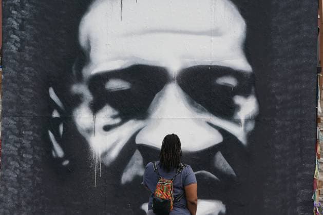 Entertainment Bilder des Tages August 10, 2020, Minneapolis, Minnesota, USA: A woman stands before a mural of George Floyd in Minneapolis on August 10, 2020. Black Lives Matter murals and paintings have been displayed in cities across the nation as demonstrators outraged by police killings have created public art reflecting their feelings. Many of the projects were defaced by counter protesters, some of which have gone as far as pouring paint over the murals on streets and walls in various communities. In Minneapolis, one of the epicenters of the social protests where artwork lines the streets in honor of George Floyd, efforts are being made to preserve the artwork Minneapolis USA - ZUMAb148 20200810_zap_b148_015 Copyright: xBryanxSmithx