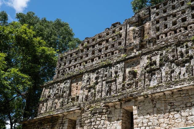The roof comb of Temple 33 in the ruins of the Mayan city of Yaxchilan on the Usumacinta River in Chiapas, Mexico. Originally, it was plastered with stucco and painted bright colors. Yaxchilan Chiapas Mexico Copyright: xJonxG.xFuller,xJr.x JGF-ruins-Yaxchilan-MX-6524