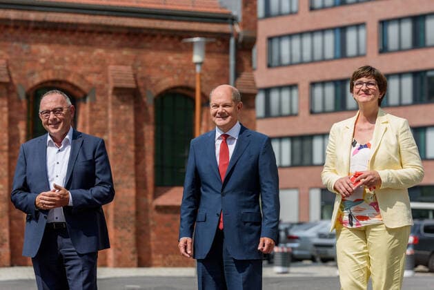 Parteivorsitzender Norbert Walter-Borjans, nominierter Kanzlerkandidat Olaf Scholz und Parteivorsitzende Saskia Esken bei der Pressekonferenz der SPD zur Nominierung von Olaf Scholz als Kanzlerkandidat der SPD für die Bundestagswahl 2021 im Gasometer am EUREF-Campus in Berlin. snapshot-photography F.Boillot *** Party Chairman Norbert Walter Borjans, nominated candidate for Chancellor Olaf Scholz and party leader Saskia Esken at the SPD press conference on the nomination of Olaf Scholz as the SPDs candidate for Chancellor for the 2021 federal elections in the Gasometer on the EUREF Campus in Berlin snapshot photography F Boillot