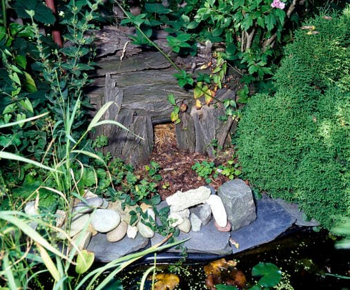 IMAGO Creative: Jahreszeit Herbst, Igel beziehen Winterquartier Von einem Naturfreund kuenstlich errichtete Igelburg im Hausgarten, um den bedrohten Stachelrittern Schutz und Unterschlupf zu bieten Igelburg *** Artificially built by a nature lover in his own garden to offer protection and shelter to endangered spiny knights Igelburg