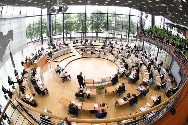 GER Sachsen Dresden Saechsischder Landtag - Plenum am 10. Juni mit Wahlen und Vereidigungen und Rednern der zwei aktuellen Stunden sowie Blicke ins Plenum mit Vertretern der einzelnen Parteien 100620 10.06.20 Foto: *** GER Sachsen Dresden Saechsischder Landtag Plenum on 10 June with elections and swearing-in ceremonies and speakers of the two current hours as well as views of the plenum with representatives of the individual parties 100620 10 06 20 Photo