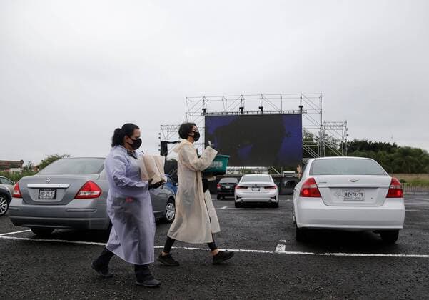 People watch a movie at a drive-in theater in the city of Guadalajara in the state of Jalisco, Mexico, 10 August 2020 (11 August 2020). In the comfort of their car and accompanied by popcorn, hundreds of families enjoy a movie or a special day in a drive-in movie theater in the Mexican city of Guadalajara, which offers all the measures to avoid exposure to COVID-19 infections. Drive-ins come to Mexico as an option to avoid isolation !ACHTUNG: NUR REDAKTIONELLE NUTZUNG!  Copyright: xFranciscoxGuascox MEX5412 20200811-637327667475540586