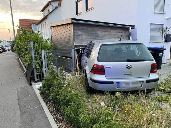 Golf crashes into tool shed of a garden after collision with municipal irrigation vehicle Fire brigade rescue service on duty A collision between a Gol Copyright: 7aktuell.dex xAlexanderxHald