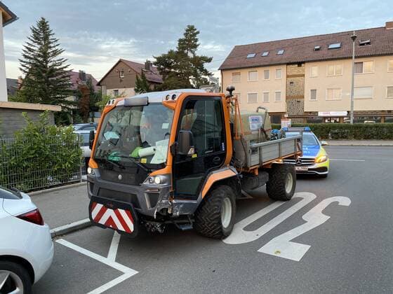 Golf crashes into tool shed of a garden after collision with municipal irrigation vehicle Fire brigade rescue service on duty A collision between a Gol Copyright: 7aktuell.dex xAlexanderxHald