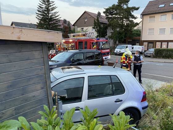 Golf crashes into tool shed of a garden after collision with municipal irrigation vehicle Fire brigade rescue service on duty A collision between a Gol Copyright: 7aktuell.dex xAlexanderxHald