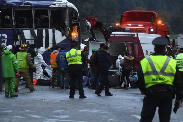 Mexiko, Busunglück mit mehreren Toten in Ocoyoacac bei Toluca (200812) -- TOLUCA, Aug. 12, 2020 (Xinhua) -- Photo taken on Aug. 11, 2020 shows the site of a bus crash accident near Ocoyoacac, a suburb of Toluca, Mexico. At least 13 people were killed and 24 were injured on Tuesday after their passenger bus turned over just north of Mexico City, local authorities reported. According to the authorities, the bus was traveling from the Pacific Coast resort of Acapulco, in southern Guerrero state, toward the western state of Jalisco. (Str Xinhua) MEXICO-TOLUCA-BUS CRASH