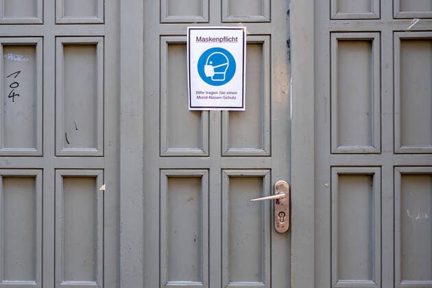 Sign at the entrance of a Berlin school Coronakrise compulsory masks at Berlin schools