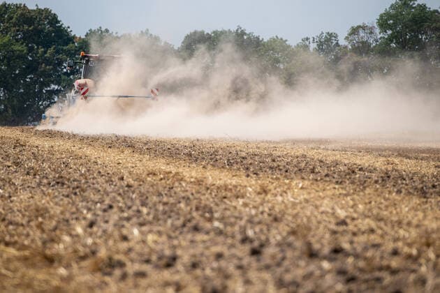 Themenbild Landwirtschaft, Bodenbearbeitung mit einer Scheibenegge bei starker Trockenheit auf einem Feld in der Nähe von Rochlitz. 11.08.2020 Rochlitz Sachsen Deutschland *** Theme picture agriculture, soil cultivation with a disc harrow during severe drought on a field near Rochlitz 11 08 2020 Rochlitz Saxony Germany