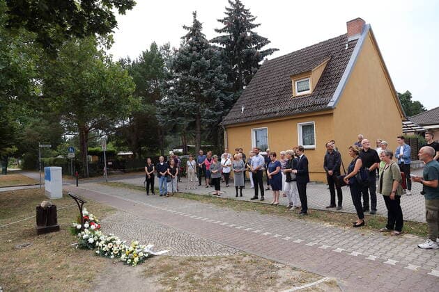 Bilder des Jahres 2020, News 08 August News Themen der Woche KW33 News Bilder des Tages Menschen bei einem stillen Gedenken an Noel Martin am Mahnmal in Blankenfelde-Mahlow, 14. August 2020. Der britische Bauarbeiter wurde hier 1996 von Neonazis angegriffen und war seitdem querschnittsgelähmt. Bis zu seinem Tod im Juli engagierte er sich gegen Rassismus. Stilles Gedenken an Noel Martin *** People at a silent commemoration of Noel Martin at the memorial in Blankenfelde Mahlow, 14 August 2020 The British construction worker was attacked here by neo-Nazis in 1996 and has been paraplegic ever since Until his death in July, he was active against racism Silent commemoration of Noel Martin
