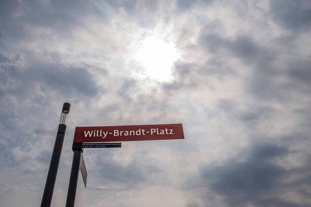 14 . 08 . 2020 , Berlin Schönefeld : Flughafen Berlin Brandenburg Willy Brandt elf Wochen vor dem nächsten Eröffnungstermin am 31 . Oktober 2020 . Foto : Straßenschild Willy-Brandt-Platz *** 14 08 2020 , Berlin Schönefeld Airport Berlin Brandenburg Willy Brandt eleven weeks before the next opening date on 31 October 2020 Photo street sign Willy Brandt Platz