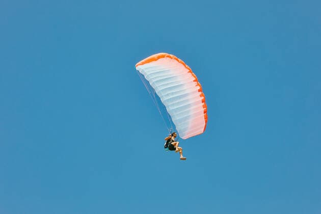 Young man paragliding during summer off cliffs in Baja, Mexico. Baja California, Chis., Mexico CR_JUSLKY200806-466788-01 ,model released, Symbolfoto