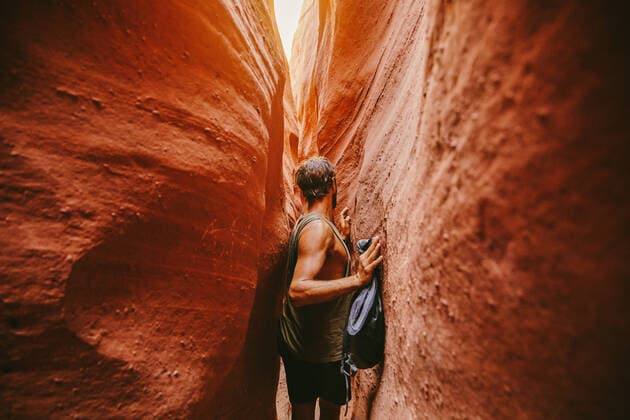 IMAGO Creative: Clickbait, Sport und Fitness Young man exploring narrow slot canyons in Escalante, during summer Escalante, UT, United States CR_JUSLKY200806-467062-01 ,model released, Symbolfoto