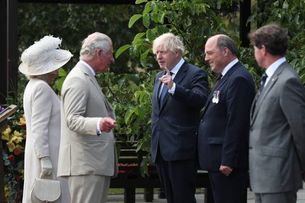 . 15 08 2020. Staffordshire, United Kingdom. Prince Charles, The Prince of Wales and Camilla, The Duchess of Cornwall speak to Prime Minister Boris Johnson and Defence Secretary Ben Wallace at a national service of remembrance marking the 75th anniversary of VJ Day at the National Memorial Arboretum in Staffordshire, United Kingdom.  xPoolx xi-Imagesx IIM-21524-0067