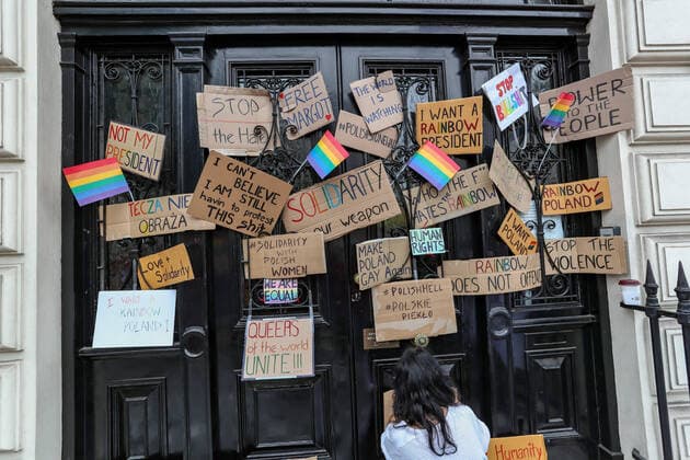 Bilder des Jahres 2020, News 08 August News Themen der Woche KW33 News Bilder des Tages People organised by the Polish Rainbow UK gathered in front of the Polish Embassy in central London on Saturday, Aug 15, 2020 - to protest the latest Polish government crackdown on Polish LGBTQ activists. The arrest of a non-binary person on Aug. 7 underscores the growing crackdown against LGBTQ activists in Poland. Margot Szutowicz, who uses female pronouns, and nearly 50 others were arrested in Warsaw, the country™s capital, while protesting Szutowicz™s imminent arrest for allegedly causing damage to a truck promoting anti-LGBTQ messages and assaulting a pro-life demonstrator on June 2. , Britain Protests Poland s LGBTQ Policies London Polish Embassy England United Kingdom  , Copyright: xVudixXhymshitix
