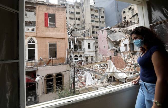 Bilder des Jahres 2020, News 08 August News Themen der Woche KW33 (200813) -- BEIRUT, Aug. 13, 2020 (Xinhua) -- A woman looks out from a window in Beirut, Lebanon, Aug. 13, 2020. Beirut s governor previously announced that 300,000 people have become homeless following the explosions with many of them unable to afford fixing their houses due to the financial crisis prevailing in the country and the loss of thousands of jobs. (Xinhua Bilal Jawich) TO GO WITH Feature: Thousands of Lebanese await reconstruction support after Beirut s blasts LEBANON-BEIRUT-BLASTS-RECONSTRUCTION 