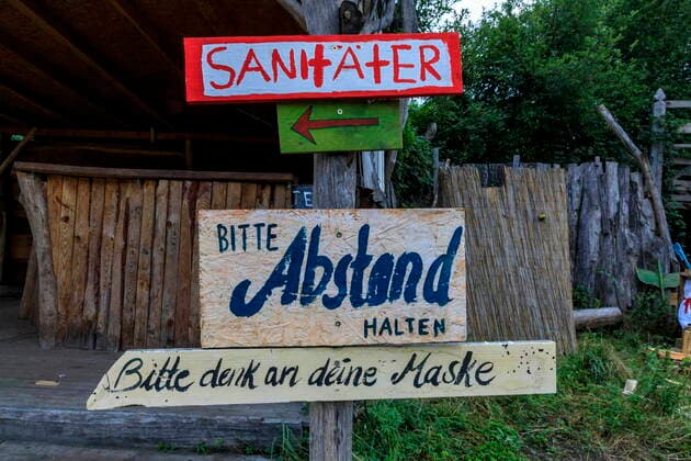 Alternatives Musicfestival in Brandenburg trotz Corona DEU Brandenburg Drebkau-Casel Â Paul Weisflog Festival in Coronazeiten: Das traditionelle -Wilde Möhre-Festival- bei Drebkau in Südbrandenburg, kann es in Corona-Zeiten nicht geben. Ein abgespecktes Programm als - Milde Möhre - wurde auf fünf Wochenenden verteilt, dadurch aber wesentlich teurer. Nur noch 900 Tickets können die Veranstalter pro Wochenend-Ausgabe verkaufen (normalerweise 8000 Ticket an 5 Tagen). In Abstimmung mit dem Gesundheitsamt wurde ein Hygienekonzept erarbeitet. Bei der achten Auflage des eher links-alternativen Festivals standen erneut zahlreiche Konzerte, Workshops, Kunstperformances , Vorträge und Workshops zum nachhaltigen Leben auf dem Programm. Im Mit