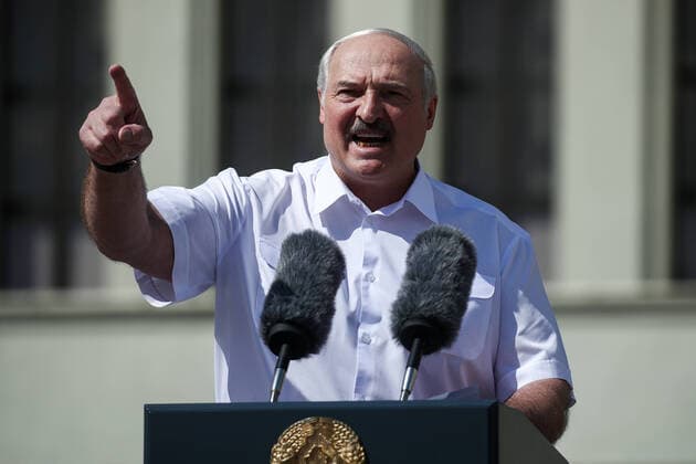 Bilder des Jahres 2020, News 08 August News Themen der Woche KW33 News Bilder des Tages MINSK, BELARUS - AUGUST 16, 2020: Belarus President Alexander Lukashenko speaks during a rally of his supporters in Independence Square. Following the announcement of the election results on 9 August, mass protests have been held in Minsk and other cities across Belarus. Valery Sharifulin TASS  TS0E3790