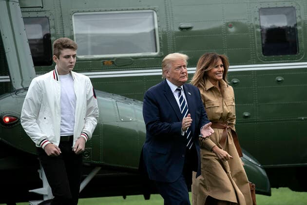 News Bilder des Tages August 16, 2020, Washington, District of Columbia, USA: United States President Donald J. Trump, center, son Barron Trump, left, and First Lady Melania Trump walk on the South Lawn of the White House after arriving on Marine One in Washington, D.C., U.S., on Sunday, Aug. 16, 2020. Joe Biden maintains a solid lead over Trump on the eve of the Democratic National Convention, according to polls that at least partly reflected his choice of Senator Kamala Harris as running mate Washington USA - ZUMAs152 20200816_zaa_s152_010 Copyright: xStefanixReynoldsx-xPoolxViaxCnpx